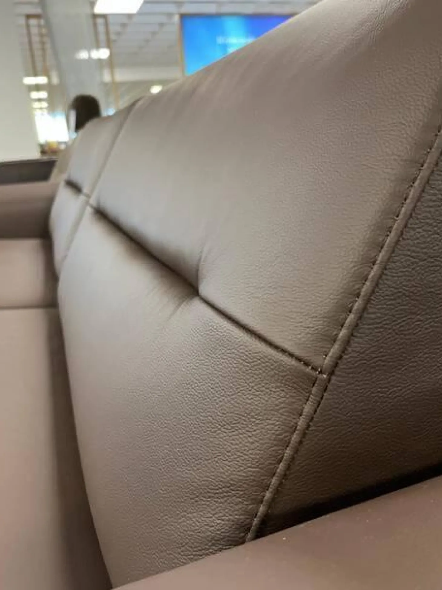 Sofa 2,5-Sitzer Stella Leder Batick Brown Armlehne mit Holzdetail inkl. Hocker mit Hockertisch