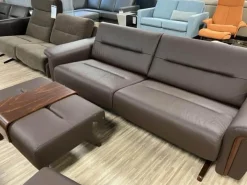 Sofa 2,5-Sitzer Stella Leder Batick Brown Armlehne mit Holzdetail inkl. Hocker mit Hockertisch