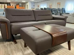 Sofa 2,5-Sitzer Stella Leder Batick Brown Armlehne mit Holzdetail inkl. Hocker mit Hockertisch