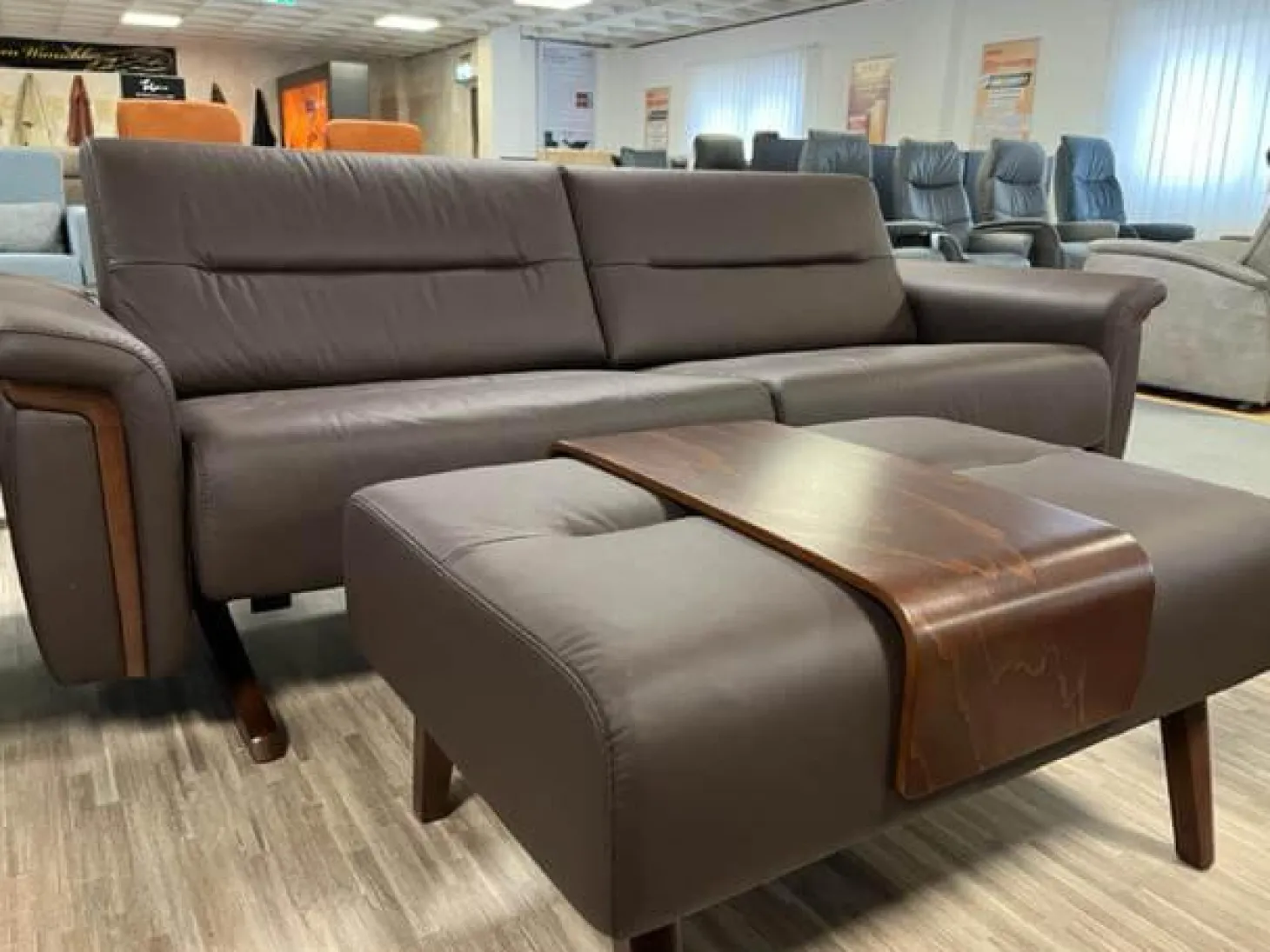 Sofa 2,5-Sitzer Stella Leder Batick Brown Armlehne mit Holzdetail inkl. Hocker mit Hockertisch