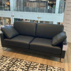 Sofa SOB-G Ego/SB 168 Leder 38.110 Verkehrsschwarz Gestell Kufe Glanzchrom mit 2 Armlehnkissen