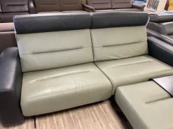Sofa Stella M Mit Breiten Armlehnen Leder Paloma Shadow Green Dunkelgrün Und Black Schwarz Fuß Kufe Stahl Schwarz Mit Kopfstützen