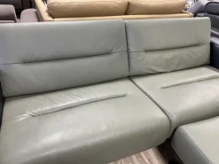 Sofa Stella M Mit Breiten Armlehnen Leder Paloma Shadow Green Dunkelgrün Und Black Schwarz Fuß Kufe Stahl Schwarz Mit Kopfstützen