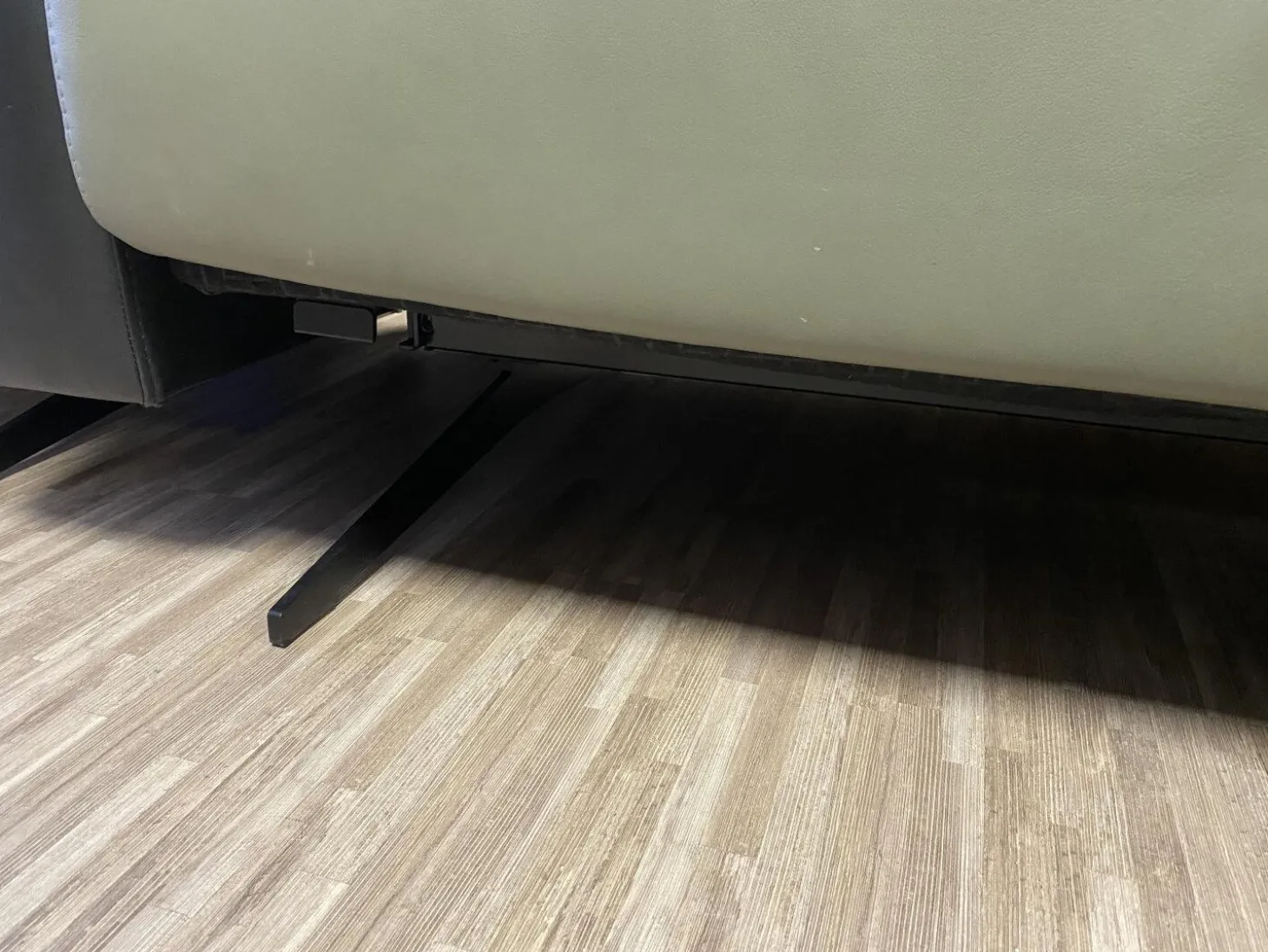 Sofa Stella M Mit Breiten Armlehnen Leder Paloma Shadow Green Dunkelgrün Und Black Schwarz Fuß Kufe Stahl Schwarz Mit Kopfstützen