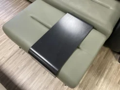 Sofa Stella M Mit Breiten Armlehnen Leder Paloma Shadow Green Dunkelgrün Und Black Schwarz Fuß Kufe Stahl Schwarz Mit Kopfstützen