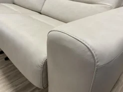 Sofa Stella 2-Sitzer Leder Paloma Fog Beige Armlehne S1 Breit Stahlkufe Schwarz Matt