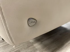 Sofa Stella 2-Sitzer Leder Paloma Fog Beige Armlehne S1 Breit Stahlkufe Schwarz Matt