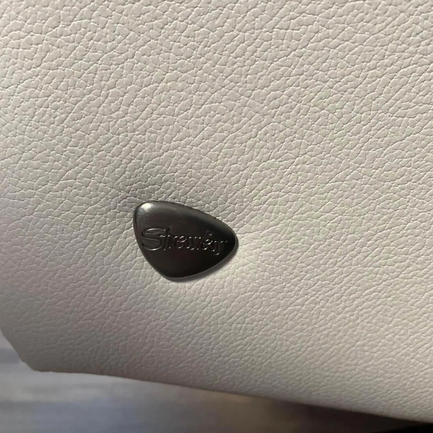 Sofa Stella 1-Sitzig Leder Batick Snow Fuß Chrom