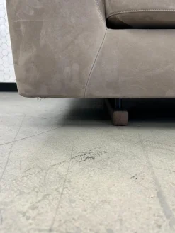 Sofa Tama Living 821 Leder Velvet 1484 Hazelnut Braun Gestell Nussbaum Mit Splint Geölt Mit Kissen Und Tablett