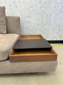 Sofa Tama Living 821 Leder Velvet 1484 Hazelnut Braun Gestell Nussbaum Mit Splint Geölt Mit Kissen Und Tablett