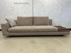 Sofa Tama Living 821 Leder Velvet 1484 Hazelnut Braun Gestell Nussbaum Mit Splint Geölt Mit Kissen Und Tablett