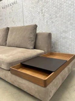 Sofa Tama Living 821 Leder Velvet 1484 Hazelnut Braun Gestell Nussbaum Mit Splint Geölt Mit Kissen Und Tablett