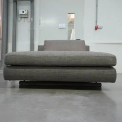 Sofa Tama Living Bezug Stoff Duala 7672 Chess Grau Kufen Massivholz Nussbaum Geölt Mit Kunststoffgleitern