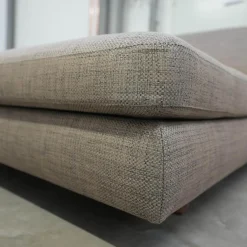 Sofa Tama Living Bezug Stoff Duala 7672 Chess Grau Kufen Massivholz Nussbaum Geölt Mit Kunststoffgleitern