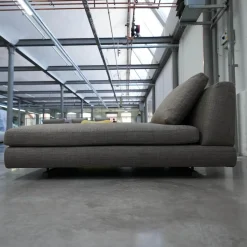 Sofa Tama Living Bezug Stoff Duala 7672 Chess Grau Kufen Massivholz Nussbaum Geölt Mit Kunststoffgleitern