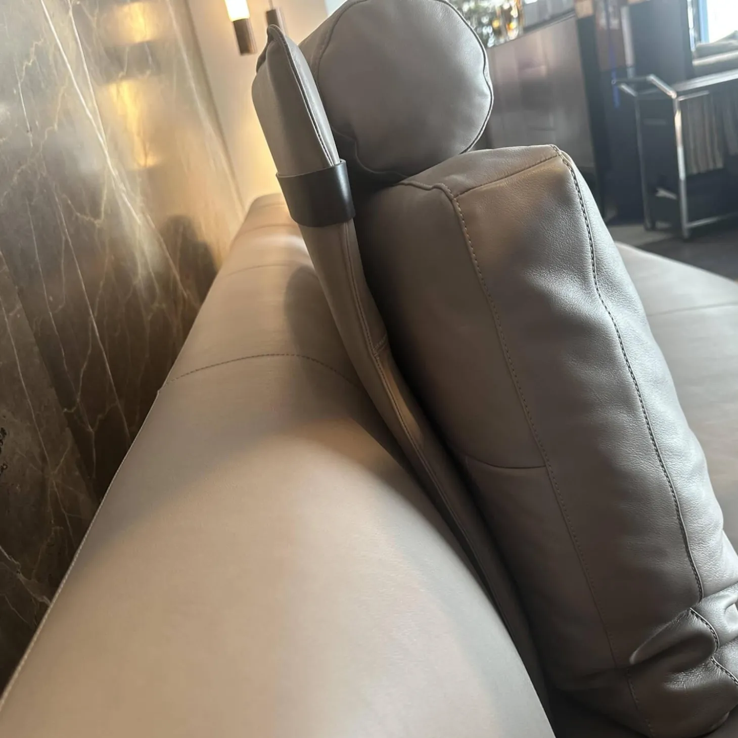 Sofa Tama Living Leder Elen Taupe 1406 Beige Gestell Eiche Geflammt Inklusive Kissen