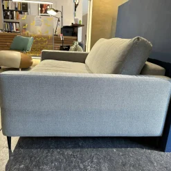 Sofa Up Town Stoff Trend Light Blue Grau Mit Weicher Polsterung Füße Schwarz Lackiert