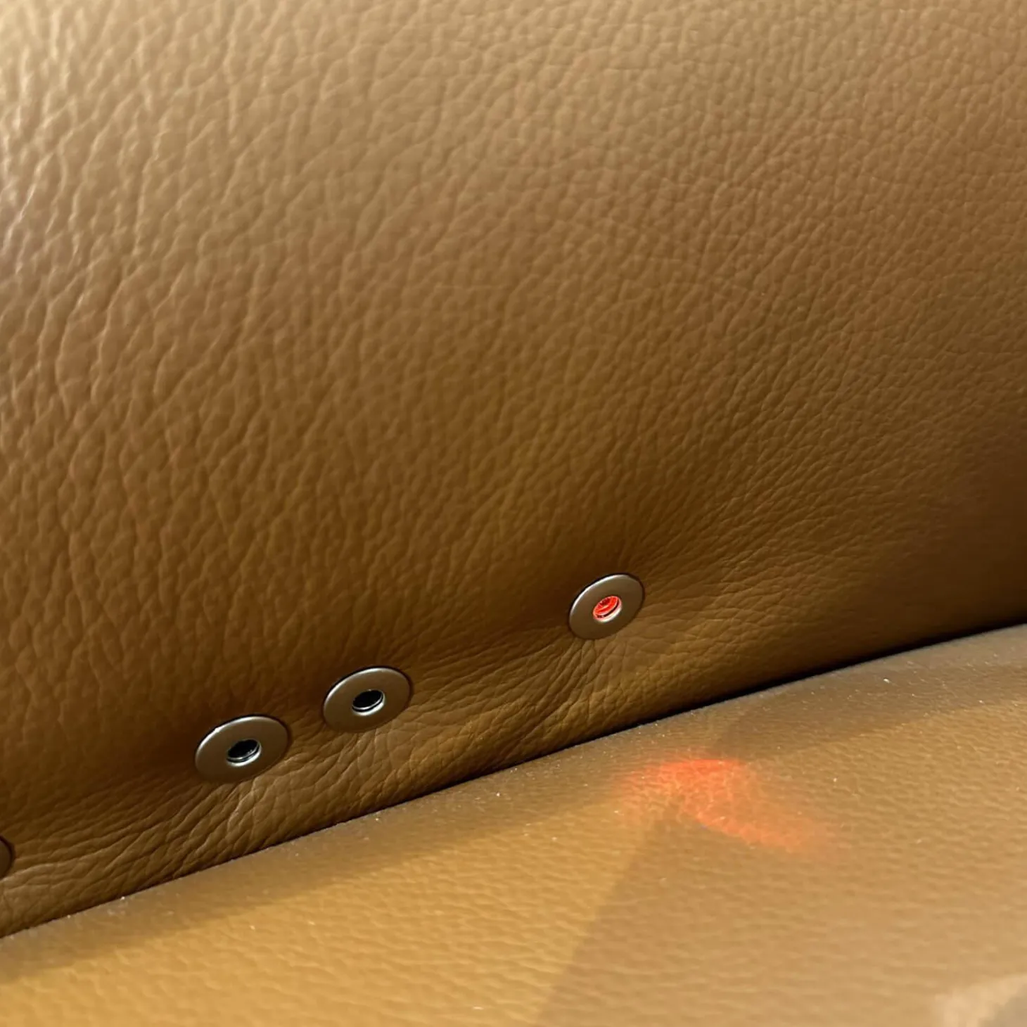 Sofa Vitis Leder Montana Cognac Braun Füße 01BL Black Schwarz Mit Ausklappbarer Fußablage