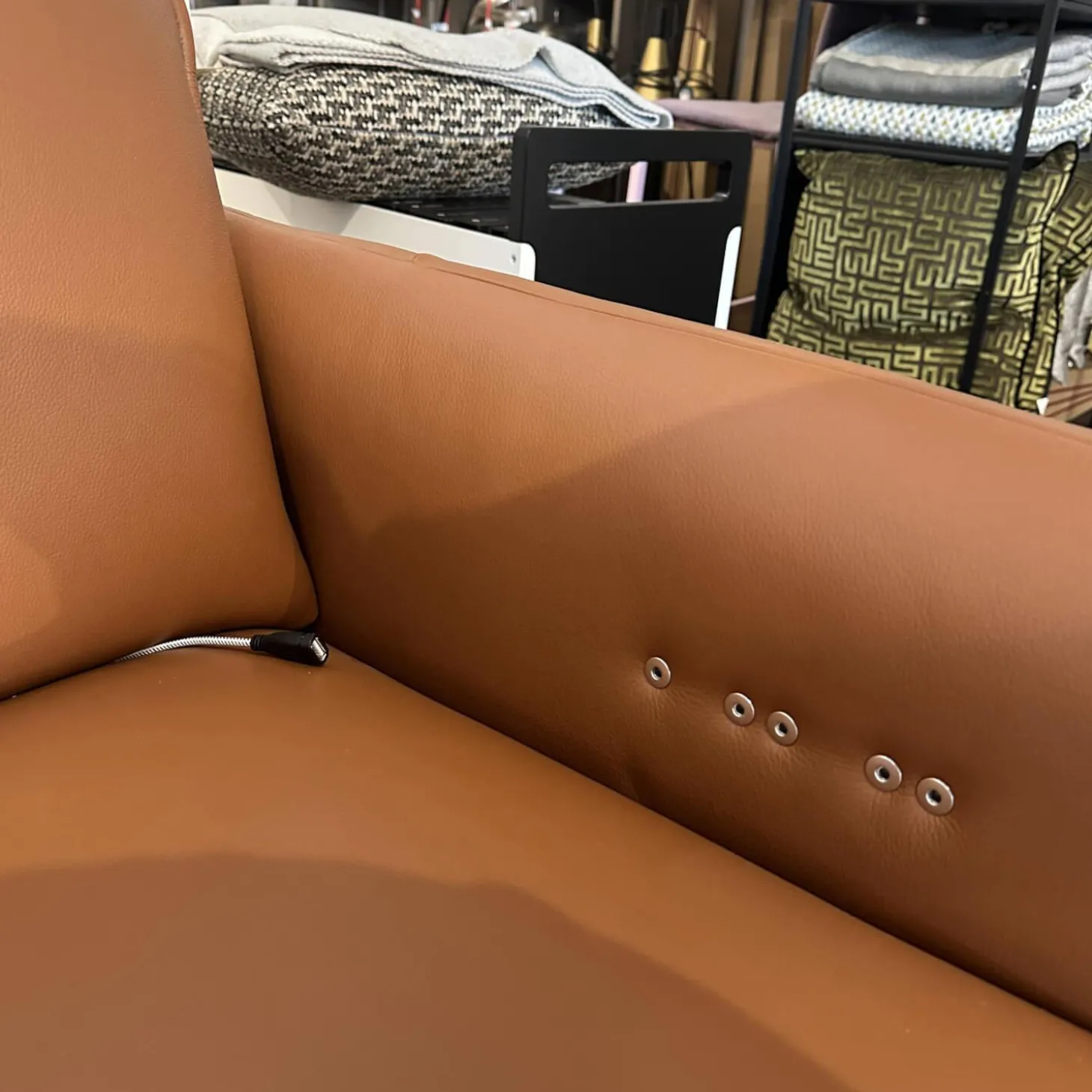 Sofa Vitis Leder Montana Cognac Braun Füße 01BL Black Schwarz Mit Ausklappbarer Fußablage