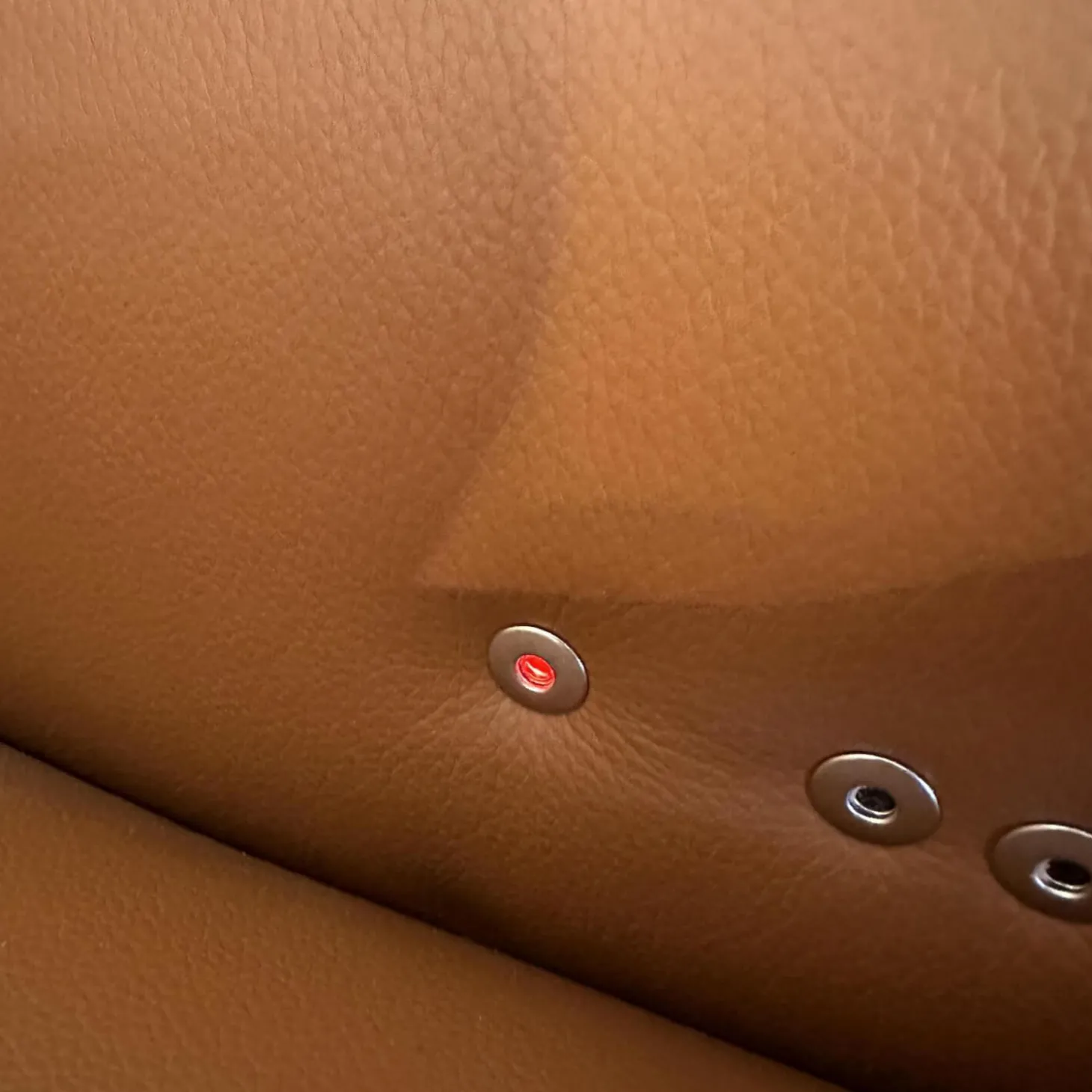 Sofa Vitis Leder Montana Cognac Braun Füße 01BL Black Schwarz Mit Ausklappbarer Fußablage