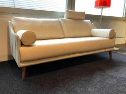 Sofa Zelos Leder L35 Fb. 81 Weiß Füße Holz Braun Geölt