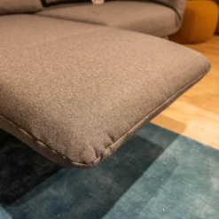 Sofabank Liege 140 Stoff 3041 Zeltgrau Winkelfuß Schwarz Mit Klappbaren Armteilen