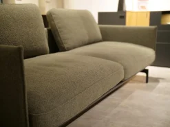 Sofabank Liv Smart 536 Stoff 24.140 Grüngrau Gestell Aluminium Feinstruktur Pulverbeschichtet Matt RAL 9017 Schwarz Mit Rückenkissen