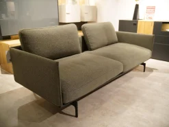 Sofabank Liv Smart 536 Stoff 24.140 Grüngrau Gestell Aluminium Feinstruktur Pulverbeschichtet Matt RAL 9017 Schwarz Mit Rückenkissen