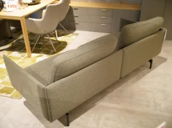 Sofabank Liv Smart 536 Stoff 24.140 Grüngrau Gestell Aluminium Feinstruktur Pulverbeschichtet Matt RAL 9017 Schwarz Mit Rückenkissen