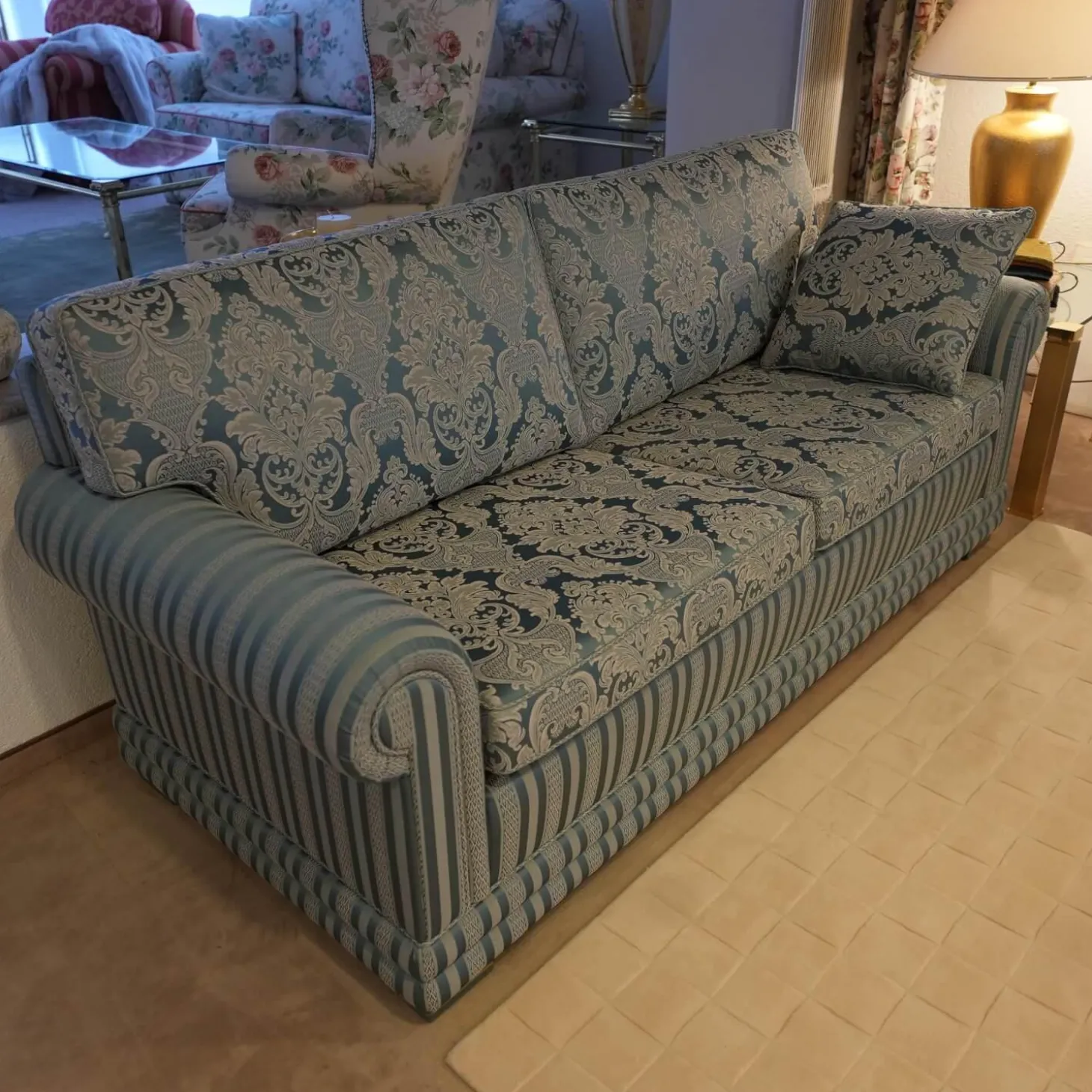 Sofagarnitur Modell Nora Sofa 2 Sitzig unda 2,5 Sitzig und Sessel Nora Stoff Bezug R 2774 R 2776 Bezug Blau Grau Sitz und Rücken Floral Korpus Gestreift Blau Grau