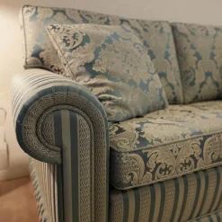Sofagarnitur Modell Nora Sofa 2 Sitzig unda 2,5 Sitzig und Sessel Nora Stoff Bezug R 2774 R 2776 Bezug Blau Grau Sitz und Rücken Floral Korpus Gestreift Blau Grau