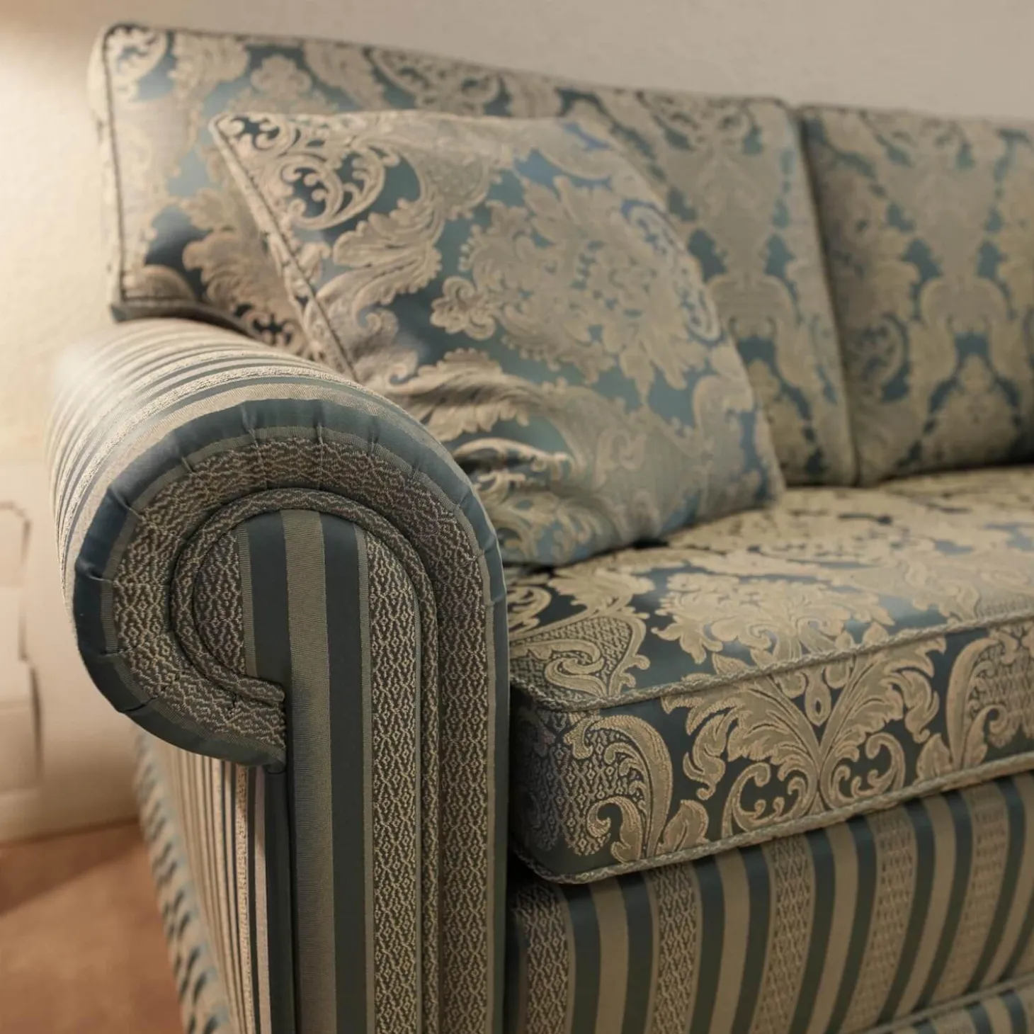 Sofagarnitur Modell Nora Sofa 2 Sitzig unda 2,5 Sitzig und Sessel Nora Stoff Bezug R 2774 R 2776 Bezug Blau Grau Sitz und Rücken Floral Korpus Gestreift Blau Grau