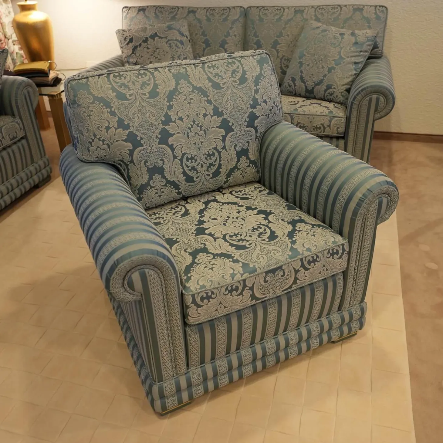 Sofagarnitur Modell Nora Sofa 2 Sitzig unda 2,5 Sitzig und Sessel Nora Stoff Bezug R 2774 R 2776 Bezug Blau Grau Sitz und Rücken Floral Korpus Gestreift Blau Grau