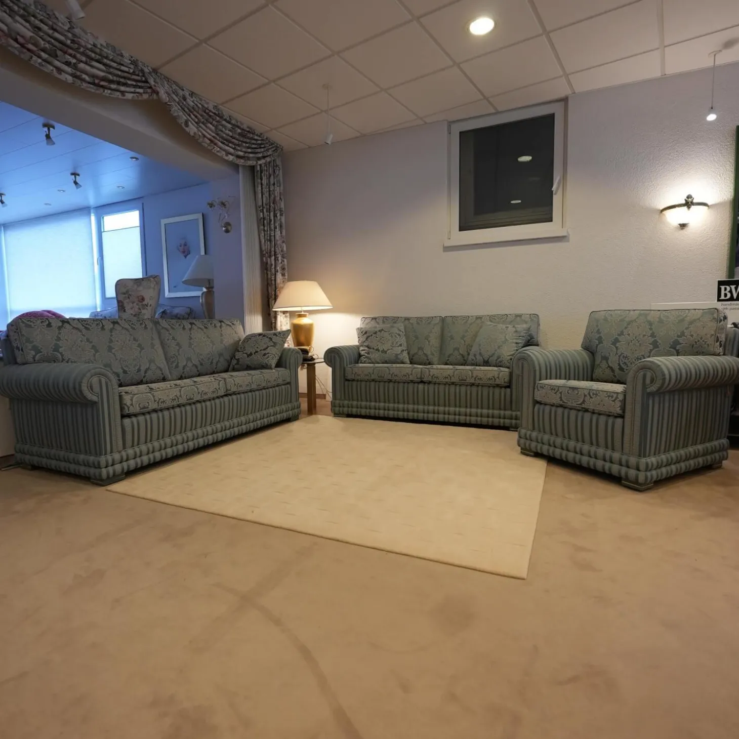 Sofagarnitur Modell Nora Sofa 2 Sitzig unda 2,5 Sitzig und Sessel Nora Stoff Bezug R 2774 R 2776 Bezug Blau Grau Sitz und Rücken Floral Korpus Gestreift Blau Grau