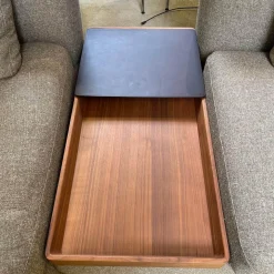 Sofagruppe Tama Living 822 Stoff Puro Mineral Grau Braun Kufen Nussbaum Geölt Inklusive Tischplatte Und Kissen