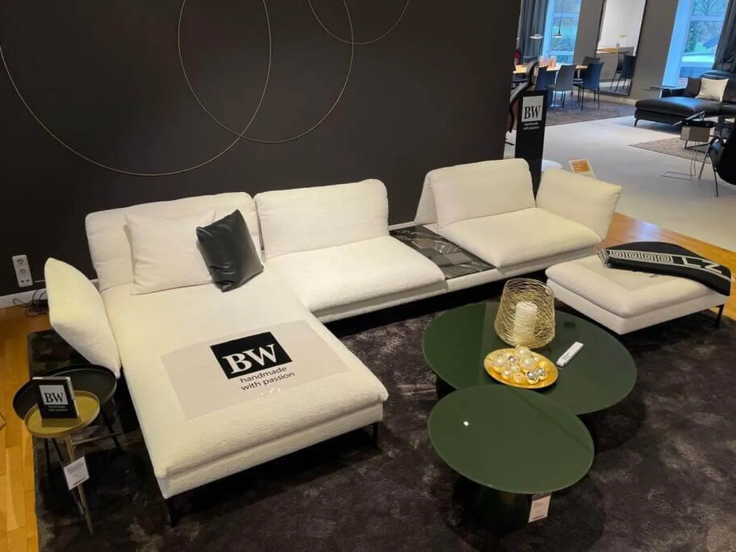 Sofalandschaft Heaven Stoff Queen 171 Wollweiß Weiß Metallfuß Rund Matt Schwarz Auflagetischplatte Quarzit Dunkel Mit Hocker