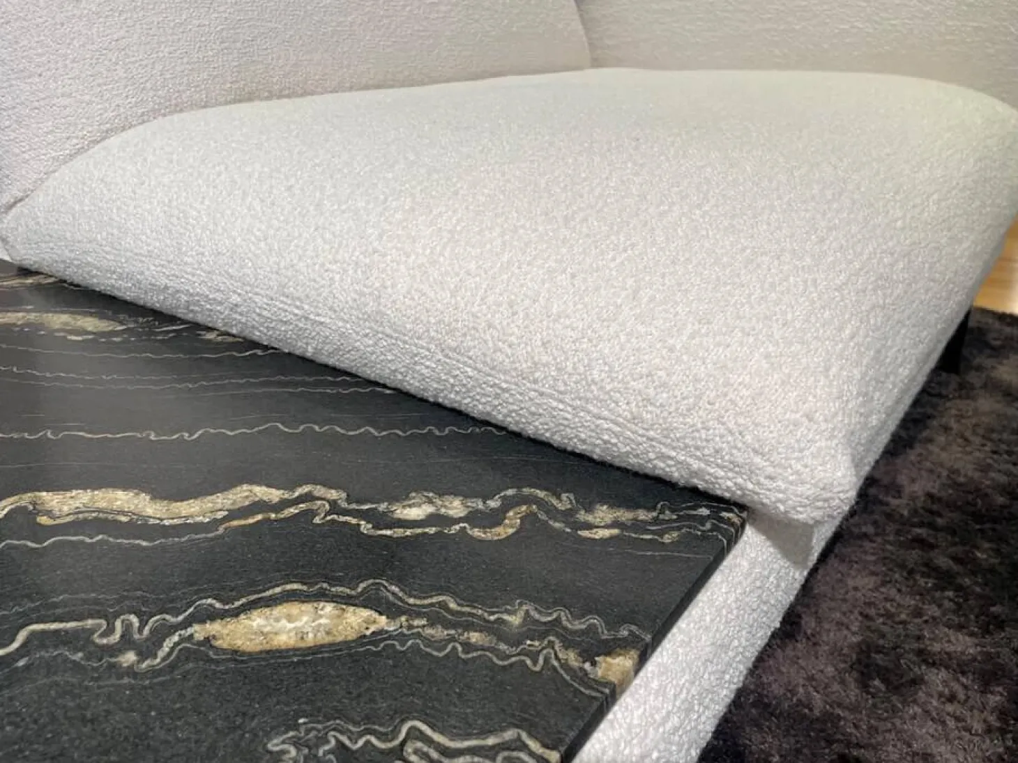 Sofalandschaft Heaven Stoff Queen 171 Wollweiß Weiß Metallfuß Rund Matt Schwarz Auflagetischplatte Quarzit Dunkel Mit Hocker