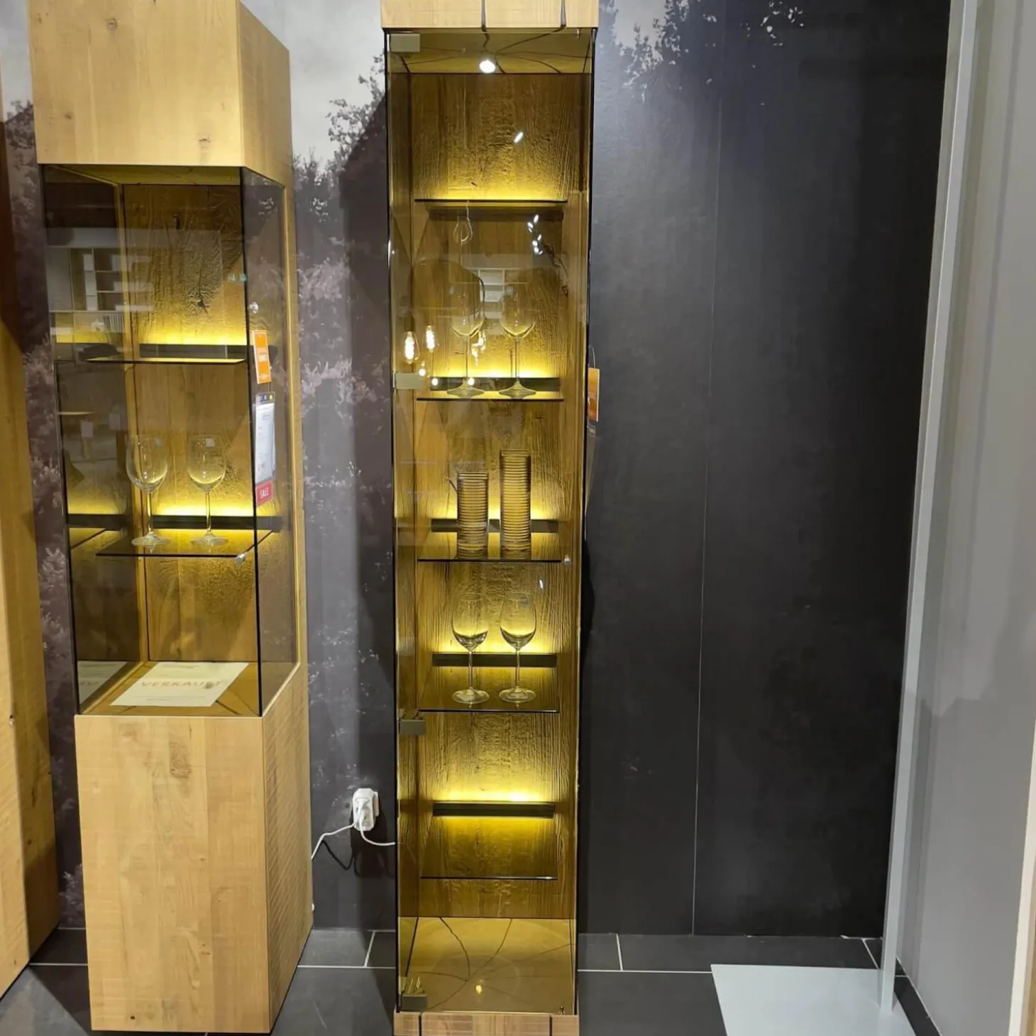 Standvitrine Benjo Rechts Kerneiche Umato Sägerau Gebürstet Mit Beleuchtung Ohne Dekoration