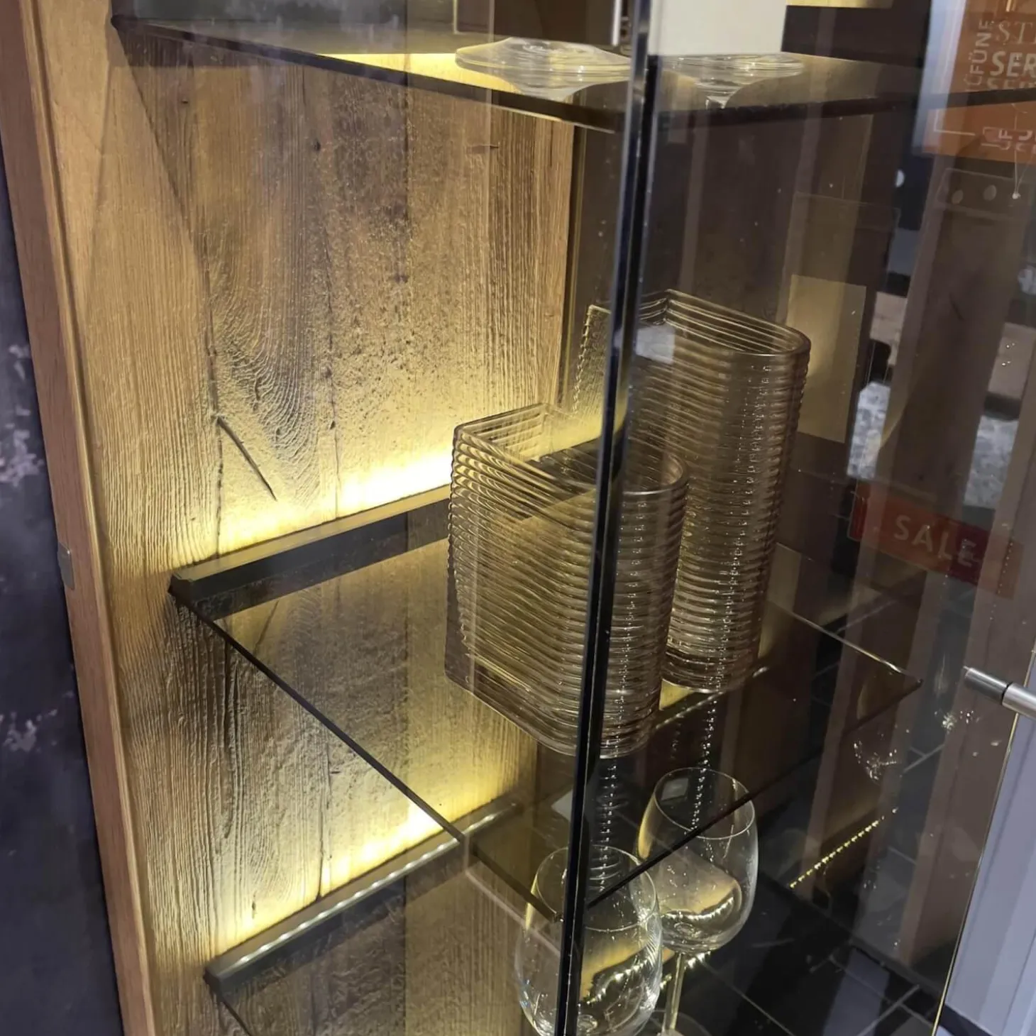 Standvitrine Benjo Rechts Kerneiche Umato Sägerau Gebürstet Mit Beleuchtung Ohne Dekoration