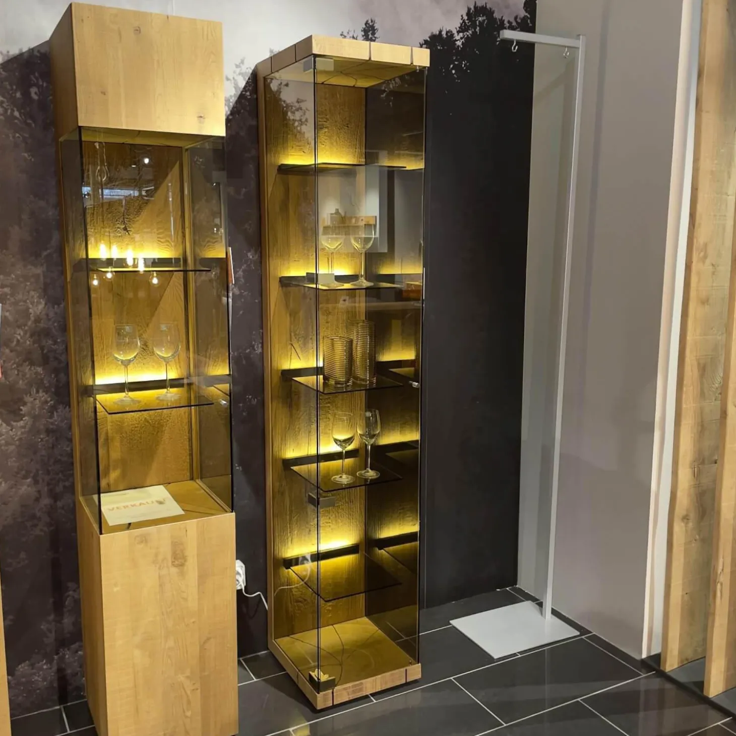 Standvitrine Benjo Rechts Kerneiche Umato Sägerau Gebürstet Mit Beleuchtung Ohne Dekoration