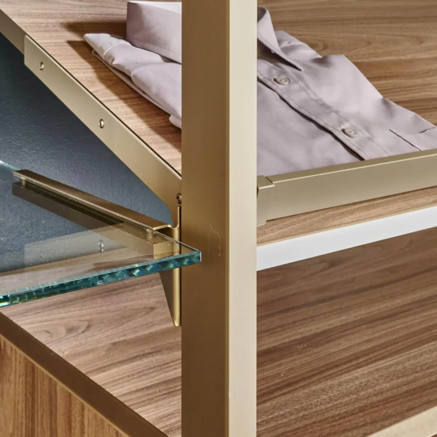 Stangensystem Atrio Alu Goldfarbig Holzdekor Wallnuss