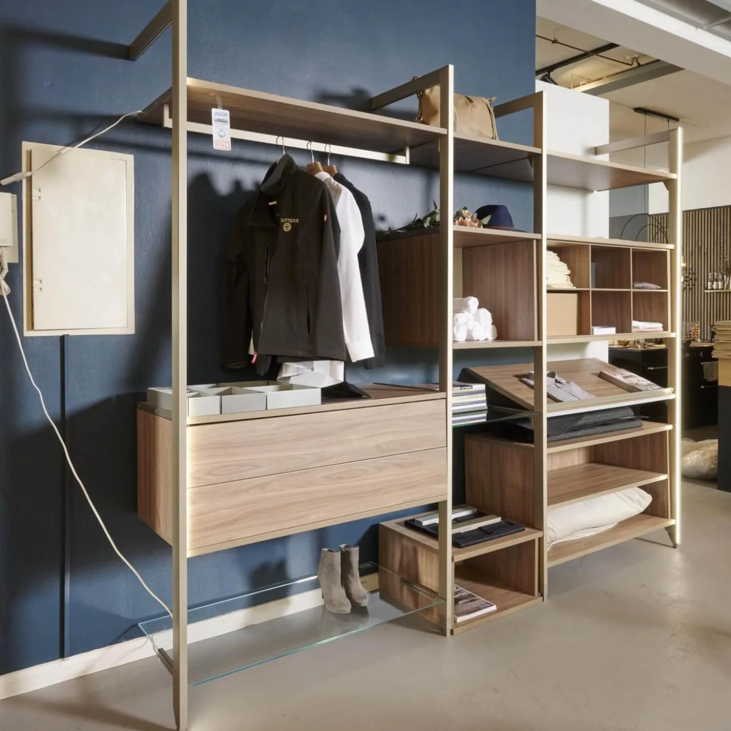 Stangensystem Atrio Alu Goldfarbig Holzdekor Wallnuss