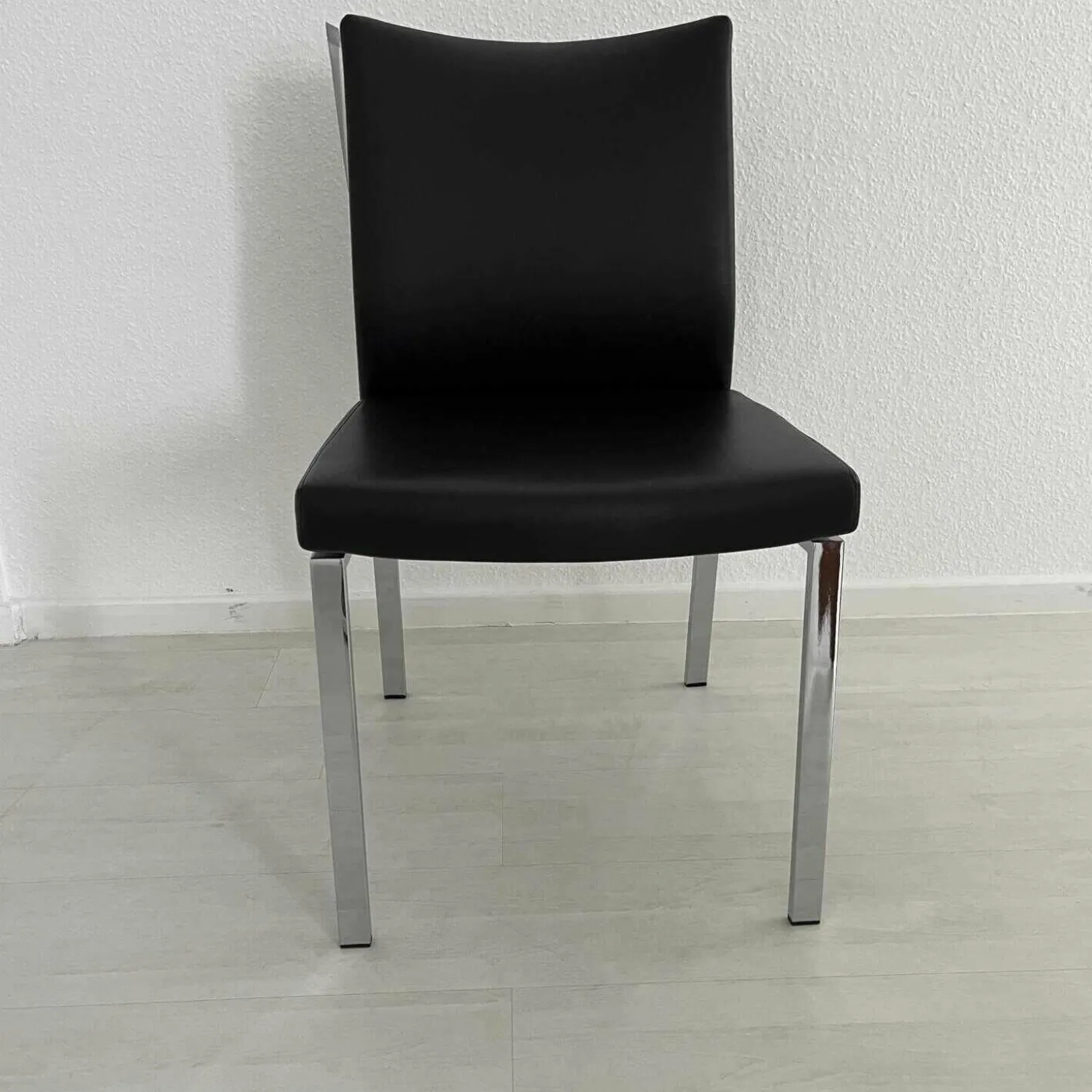 Stuhl 2010 Linus Bezug Leder Nummer 89001 Schwarz Gestell Rechteckrohr Hochglanz Chrom