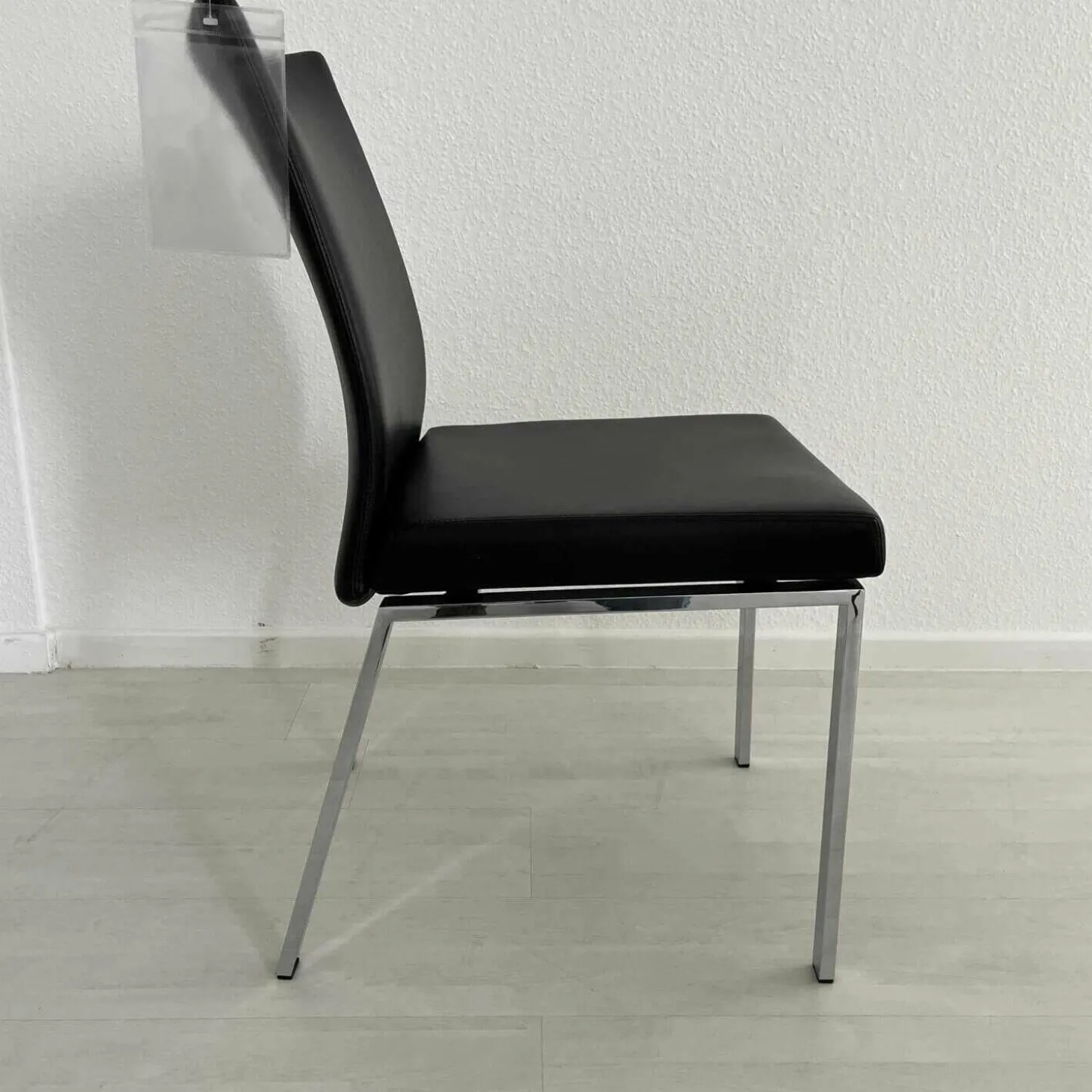 Stuhl 2010 Linus Bezug Leder Nummer 89001 Schwarz Gestell Rechteckrohr Hochglanz Chrom