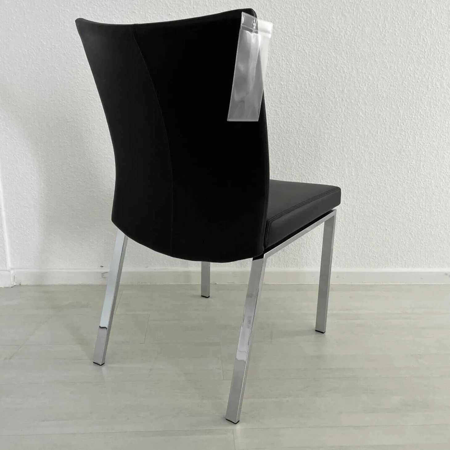 Stuhl 2010 Linus Bezug Leder Nummer 89001 Schwarz Gestell Rechteckrohr Hochglanz Chrom