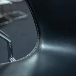 Stuhl 3207 Serie 7 Sitzschale Vollpolster Bezug Leder Kat. 5 Schwarz Untergestell Stahlrohr Verchromt