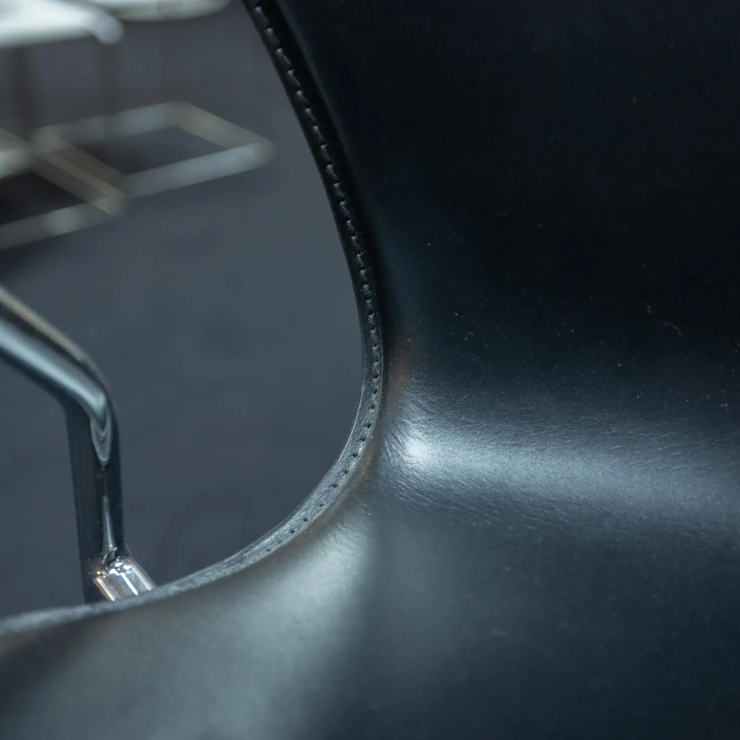 Stuhl 3207 Serie 7 Sitzschale Vollpolster Bezug Leder Kat. 5 Schwarz Untergestell Stahlrohr Verchromt