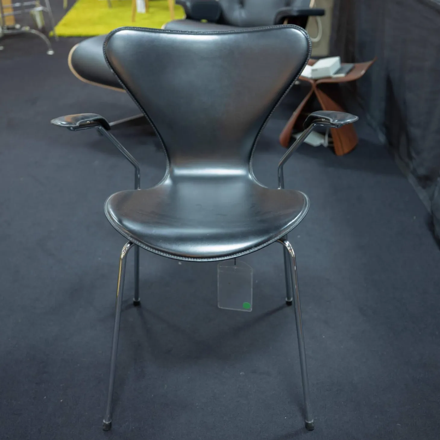 Stuhl 3207 Serie 7 Sitzschale Vollpolster Bezug Leder Kat. 5 Schwarz Untergestell Stahlrohr Verchromt