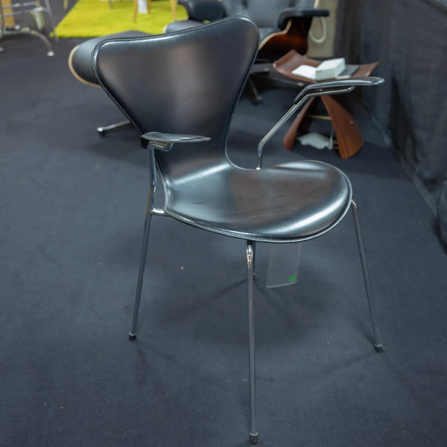 Stuhl 3207 Serie 7 Sitzschale Vollpolster Bezug Leder Kat. 5 Schwarz Untergestell Stahlrohr Verchromt