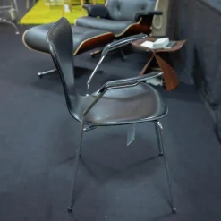 Stuhl 3207 Serie 7 Sitzschale Vollpolster Bezug Leder Kat. 5 Schwarz Untergestell Stahlrohr Verchromt